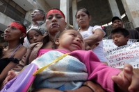 Jueves 27 de noviembre del 2014. Tuxtla Gutiérrez. Dos mujeres más se suturan los labios eta mañana para continuar la huelga de hambre que mantienen en las entradas del congreso de Chiapas exigiendo la libertad de un campesino de una comunidad de Ixtapa