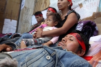 Jueves 27 de noviembre del 2014. Tuxtla Gutiérrez. Dos mujeres más se suturan los labios eta mañana para continuar la huelga de hambre que mantienen en las entradas del congreso de Chiapas exigiendo la libertad de un campesino de una comunidad de Ixtapa