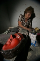Lunes 13 de diciembre. Chiapa de Corzo (20 fotos) La artesana Martha Vargas es de las pocas mujeres que continúa trabajando la Laca Chiapacorceña elaborada de polvos de tierra y de insectos de la depresión central del estado de Chiapas. La Laca de Chiapa 