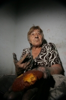 Lunes 13 de diciembre. Chiapa de Corzo (20 fotos) La artesana Martha Vargas es de las pocas mujeres que continúa trabajando la Laca Chiapacorceña elaborada de polvos de tierra y de insectos de la depresión central del estado de Chiapas. La Laca de Chiapa 
