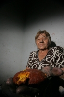 Lunes 13 de diciembre. Chiapa de Corzo (20 fotos) La artesana Martha Vargas es de las pocas mujeres que continúa trabajando la Laca Chiapacorceña elaborada de polvos de tierra y de insectos de la depresión central del estado de Chiapas. La Laca de Chiapa 