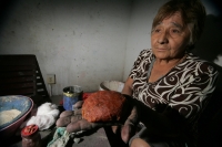 Lunes 13 de diciembre. Chiapa de Corzo (20 fotos) La artesana Martha Vargas es de las pocas mujeres que continúa trabajando la Laca Chiapacorceña elaborada de polvos de tierra y de insectos de la depresión central del estado de Chiapas. La Laca de Chiapa 