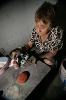 Lunes 13 de diciembre. Chiapa de Corzo (20 fotos) La artesana Martha Vargas es de las pocas mujeres que continúa trabajando la Laca Chiapacorceña elaborada de polvos de tierra y de insectos de la depresión central del estado de Chiapas. La Laca de Chiapa 