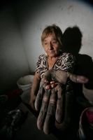 Lunes 13 de diciembre. Chiapa de Corzo (20 fotos) La artesana Martha Vargas es de las pocas mujeres que continúa trabajando la Laca Chiapacorceña elaborada de polvos de tierra y de insectos de la depresión central del estado de Chiapas. La Laca de Chiapa 