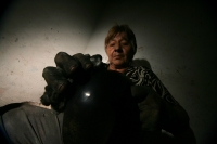 Lunes 13 de diciembre. Chiapa de Corzo (20 fotos) La artesana Martha Vargas es de las pocas mujeres que continúa trabajando la Laca Chiapacorceña elaborada de polvos de tierra y de insectos de la depresión central del estado de Chiapas. La Laca de Chiapa 