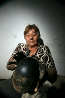 Lunes 13 de diciembre. Chiapa de Corzo (20 fotos) La artesana Martha Vargas es de las pocas mujeres que continúa trabajando la Laca Chiapacorceña elaborada de polvos de tierra y de insectos de la depresión central del estado de Chiapas. La Laca de Chiapa 