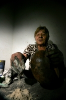 Lunes 13 de diciembre. Chiapa de Corzo (20 fotos) La artesana Martha Vargas es de las pocas mujeres que continúa trabajando la Laca Chiapacorceña elaborada de polvos de tierra y de insectos de la depresión central del estado de Chiapas. La Laca de Chiapa 