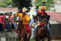 Miércoles 8 de agosto del 2012. Chiapa de Corzo. El recorrido de los Alférez y Naguarez se lleva realiza por jinetes que visten a la usanza chiapaneca durante el cierre de las festividades de Santo Domingo esta tarde en el antiguo camposanto de esta comun