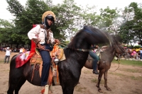Miércoles 8 de agosto del 2012. Chiapa de Corzo. El recorrido de los Alférez y Naguarez se lleva realiza por jinetes que visten a la usanza chiapaneca durante el cierre de las festividades de Santo Domingo esta tarde en el antiguo camposanto de esta comun