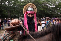 Miércoles 8 de agosto del 2012. Chiapa de Corzo. El recorrido de los Alférez y Naguarez se lleva realiza por jinetes que visten a la usanza chiapaneca durante el cierre de las festividades de Santo Domingo esta tarde en el antiguo camposanto de esta comun