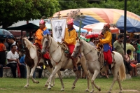 Miércoles 8 de agosto del 2012. Chiapa de Corzo. El recorrido de los Alférez y Naguarez se lleva realiza por jinetes que visten a la usanza chiapaneca durante el cierre de las festividades de Santo Domingo esta tarde en el antiguo camposanto de esta comun
