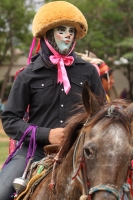 Miércoles 8 de agosto del 2012. Chiapa de Corzo. El recorrido de los Alférez y Naguarez se lleva realiza por jinetes que visten a la usanza chiapaneca durante el cierre de las festividades de Santo Domingo esta tarde en el antiguo camposanto de esta comun