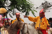 Miércoles 8 de agosto del 2012. Chiapa de Corzo. El recorrido de los Alférez y Naguarez se lleva realiza por jinetes que visten a la usanza chiapaneca durante el cierre de las festividades de Santo Domingo esta tarde en el antiguo camposanto de esta comun