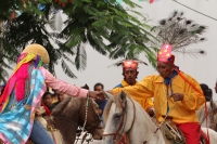 Miércoles 8 de agosto del 2012. Chiapa de Corzo. El recorrido de los Alférez y Naguarez se lleva realiza por jinetes que visten a la usanza chiapaneca durante el cierre de las festividades de Santo Domingo esta tarde en el antiguo camposanto de esta comun