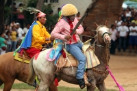 Miércoles 8 de agosto del 2012. Chiapa de Corzo. El recorrido de los Alférez y Naguarez se lleva realiza por jinetes que visten a la usanza chiapaneca durante el cierre de las festividades de Santo Domingo esta tarde en el antiguo camposanto de esta comun