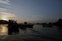 Lunes 12 de diciembre del 2016. Chiapa de Corzo. Los lancheros de los servicios turísticos del malecón de la ciudad de Chiapa de Corzo, realizan la peregrinación de lanchas en las aguas del rio Grijalva hacia la formación rocosa llamada la Cueva de Colore