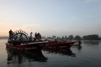 Lunes 12 de diciembre del 2016. Chiapa de Corzo. Los lancheros de los servicios turÃsticos del malecón de la ciudad de Chiapa de Corzo, realizan la peregrinación de lanchas en las aguas del rio Grijalva hacia la formación rocosa llamada la Cueva de Colore Lunes 12 de diciembre del 2016. Chiapa de Corzo. Los lancheros de los servicios turÃsticos del malecón de la ciudad de Chiapa de Corzo, realizan la peregrinación de lanchas en las aguas del rio Grijalva hacia la formación rocosa llamada la Cueva de Colore