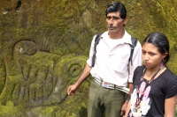 Lunes 8 de junio del 2015. Don Ramiro Vázquez Gómez acompañado de su pequeña hija recorre los caminos de las rancherías de la Comunidad El Naranjo donde se puede observar dos serpientes labradas en la roca del lugar conocido como La Peña. Los lugareños af