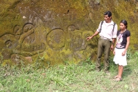 Lunes 8 de junio del 2015. Don Ramiro Vázquez Gómez acompañado de su pequeña hija recorre los caminos de las rancherÃas de la Comunidad El Naranjo donde se puede observar dos serpientes labradas en la roca del lugar conocido como La Peña. Los lugareños af Lunes 8 de junio del 2015. Don Ramiro Vázquez Gómez acompañado de su pequeña hija recorre los caminos de las rancherÃas de la Comunidad El Naranjo donde se puede observar dos serpientes labradas en la roca del lugar conocido como La Peña. Los lugareños af