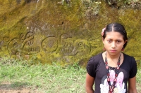 Lunes 8 de junio del 2015. Don Ramiro Vázquez Gómez acompañado de su pequeña hija recorre los caminos de las rancherías de la Comunidad El Naranjo donde se puede observar dos serpientes labradas en la roca del lugar conocido como La Peña. Los lugareños af