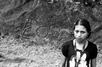 Lunes 8 de junio del 2015. Don Ramiro Vázquez Gómez acompañado de su pequeña hija recorre los caminos de las rancherÃas de la Comunidad El Naranjo donde se puede observar dos serpientes labradas en la roca del lugar conocido como La Peña. Los lugareños af Lunes 8 de junio del 2015. Don Ramiro Vázquez Gómez acompañado de su pequeña hija recorre los caminos de las rancherÃas de la Comunidad El Naranjo donde se puede observar dos serpientes labradas en la roca del lugar conocido como La Peña. Los lugareños af