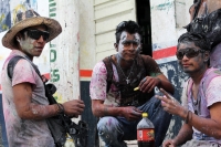 Martes 4 de marzo del 2014. San Fernando, Chiapas. Las Pebles son grupos de jóvenes que irrumpen con las festividades del Carnaval Zoque en la comunidad San Fernando, armados con bolsas de pintura, botellas de agua encalada y huevos convierten esta locali