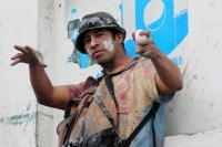 Martes 4 de marzo del 2014. San Fernando, Chiapas. Las Pebles son grupos de jóvenes que irrumpen con las festividades del Carnaval Zoque en la comunidad San Fernando, armados con bolsas de pintura, botellas de agua encalada y huevos convierten esta locali Martes 4 de marzo del 2014. San Fernando, Chiapas. Las Pebles son grupos de jóvenes que irrumpen con las festividades del Carnaval Zoque en la comunidad San Fernando, armados con bolsas de pintura, botellas de agua encalada y huevos convierten esta locali