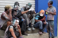 Martes 4 de marzo del 2014. San Fernando, Chiapas. Las Pebles son grupos de jóvenes que irrumpen con las festividades del Carnaval Zoque en la comunidad San Fernando, armados con bolsas de pintura, botellas de agua encalada y huevos convierten esta locali Martes 4 de marzo del 2014. San Fernando, Chiapas. Las Pebles son grupos de jóvenes que irrumpen con las festividades del Carnaval Zoque en la comunidad San Fernando, armados con bolsas de pintura, botellas de agua encalada y huevos convierten esta locali
