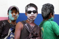 Martes 4 de marzo del 2014. San Fernando, Chiapas. Las Pebles son grupos de jóvenes que irrumpen con las festividades del Carnaval Zoque en la comunidad San Fernando, armados con bolsas de pintura, botellas de agua encalada y huevos convierten esta locali