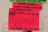Un letrero en las instalaciones temporales del Mercado de la Plaza Central de Tuxtla hace alusión a los intereses de los lideres políticos de esta ciudad.