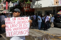 Viernes 22 de Noviembre del 2013. Tuxtla Gutiérrez. Esta mañana continúa el levantón del plantón del movimiento magisterial mientras que el ayuntamiento de Tuxtla realiza el operativo de limpieza del primer cuadro de la ciudad.