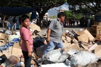 Viernes 22 de Noviembre del 2013. Tuxtla Gutiérrez. Esta mañana continúa el levantón del plantón del movimiento magisterial mientras que el ayuntamiento de Tuxtla realiza el operativo de limpieza del primer cuadro de la ciudad.