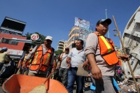 Viernes 22 de Noviembre del 2013. Tuxtla Gutiérrez. Esta mañana continúa el levantón del plantón del movimiento magisterial mientras que el ayuntamiento de Tuxtla realiza el operativo de limpieza del primer cuadro de la ciudad.