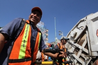 Viernes 22 de Noviembre del 2013. Tuxtla Gutiérrez. Esta mañana continúa el levantón del plantón del movimiento magisterial mientras que el ayuntamiento de Tuxtla realiza el operativo de limpieza del primer cuadro de la ciudad.