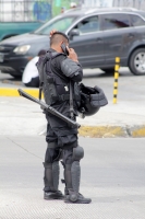 Viernes 1 de diciembre del 2017. Tuxtla Gutiérrez. Elementos policiacos realizan un operativo de vigilancia en el libramiento norte donde estudiantes normalistas secuestran varios autobuses de pasajeros.