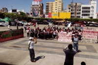 Comisión de mujeres, integrantes de la ONPP CHIAPAS, a las afueras del Palacio del Gobierno para exigir la libertad inmediata e incondicional de la Profesora Adela Gomez Martinez y del Profesor Noé Hernandez Caballero, secuestrados y recluidos por el Gobi