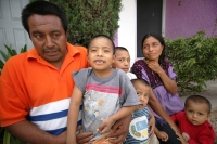 Jueves 14 de octubre. El grupo de 15 indígenas tsotsiles involucrados en el caso Acteal y  liberados la tarde de ayer del penal El Amate se encuentran en la ciudad de Tuxtla Gutiérrez donde se reúnen con sus familias y esperaran ser reubicados a comunidad