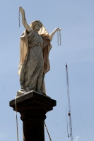 Sábado 11 de agosto del 2018. Tuxtla Gutiérrez. Restaurada por el artista chiapaneco; Gabriel Gallegos la estatua de mármol La Libertad es colocada de nuevo en su pedestal de la plaza central durante el aniversario 126 de que esta ciudad obtuviera el n Sábado 11 de agosto del 2018. Tuxtla Gutiérrez. Restaurada por el artista chiapaneco; Gabriel Gallegos la estatua de mármol La Libertad es colocada de nuevo en su pedestal de la plaza central durante el aniversario 126 de que esta ciudad obtuviera el n