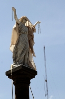 Sábado 11 de agosto del 2018. Tuxtla Gutiérrez. Restaurada por el artista chiapaneco; Gabriel Gallegos la estatua de mármol La Libertad es colocada de nuevo en su pedestal de la plaza central durante el aniversario 126 de que esta ciudad obtuviera el n