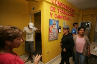 Una veintena de colonos defraudados por lideres de la Federación de Trabajadores “Sindicalismo Nuevo” F.T.S.N. intentan detener a los dirigentes quienes no les entregan predios para habitar después de que han sido cobrados y vendidos hace tres años en las