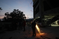 Lunes 17 de octubre del 2016. Tuxtla Gutiérrez. Antes de la inauguración del Foro Chiapas continúan las prácticas de los charros que participaran en el Torneo Nacional de Charrería mientras los trabajadores realizan las últimas soldaduras a la estructura 