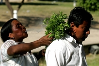 Médicos tradicionales de los altos de Chiapas realizan “limpias “ curativas a las personas que participan en las celebraciones del Día Mundial de las Mujeres.