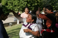 Médicos tradicionales de los altos de Chiapas realizan “limpias “ curativas a las personas que participan en las celebraciones del Día Mundial de las Mujeres.
