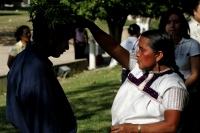 Médicos tradicionales de los altos de Chiapas realizan “limpias “ curativas a las personas que participan en las celebraciones del Día Mundial de las Mujeres.