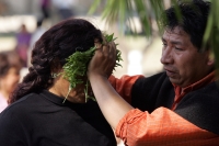 Médicos tradicionales de los altos de Chiapas realizan “limpias “ curativas a las personas que participan en las celebraciones del Día Mundial de las Mujeres.