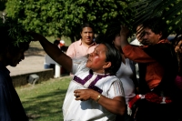 Médicos tradicionales de los altos de Chiapas realizan “limpias “ curativas a las personas que participan en las celebraciones del DÃa Mundial de las Mujeres. Médicos tradicionales de los altos de Chiapas realizan “limpias “ curativas a las personas que participan en las celebraciones del DÃa Mundial de las Mujeres.