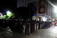 Lunes 19 de diciembre del 2016. Tuxtla Gutiérrez. Elementos policiacos acompañan el operativo de limpieza y resguardo que el ayuntamiento municipal realiza esta media noche sobre las calles del primer cuadro de la ciudad para evitar el ambulantaje en las Lunes 19 de diciembre del 2016. Tuxtla Gutiérrez. Elementos policiacos acompañan el operativo de limpieza y resguardo que el ayuntamiento municipal realiza esta media noche sobre las calles del primer cuadro de la ciudad para evitar el ambulantaje en las