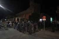 Lunes 19 de diciembre del 2016. Tuxtla Gutiérrez. Elementos policiacos acompañan el operativo de limpieza y resguardo que el ayuntamiento municipal realiza esta media noche sobre las calles del primer cuadro de la ciudad para evitar el ambulantaje en las 
