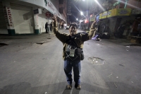 Lunes 19 de diciembre del 2016. Tuxtla Gutiérrez. Elementos policiacos acompañan el operativo de limpieza y resguardo que el ayuntamiento municipal realiza esta media noche sobre las calles del primer cuadro de la ciudad para evitar el ambulantaje en las 