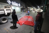 Lunes 19 de diciembre del 2016. Tuxtla Gutiérrez. Elementos policiacos acompañan el operativo de limpieza y resguardo que el ayuntamiento municipal realiza esta media noche sobre las calles del primer cuadro de la ciudad para evitar el ambulantaje en las 
